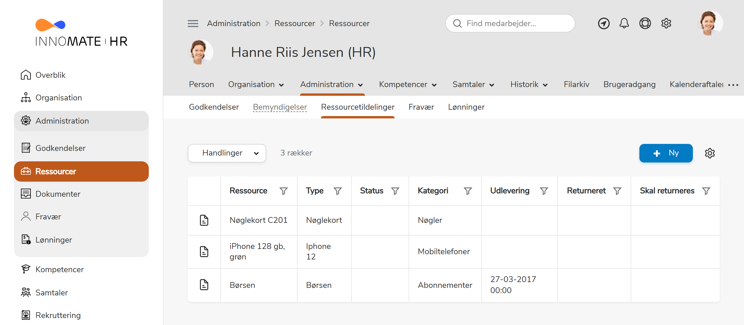 Persondetalje med Administration-fanen og ressourcetildelinger