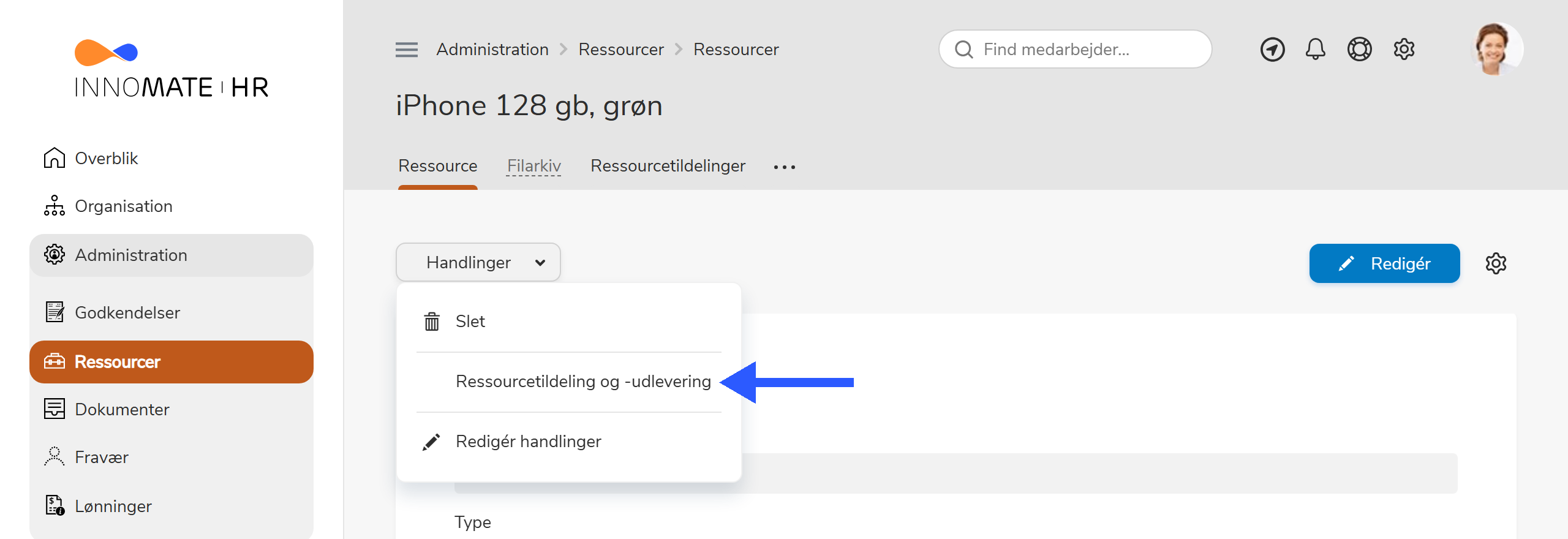Ressource detailside med Handlinger-dropdown åben, der viser handlingen Ressourcetildeling og -udlevering