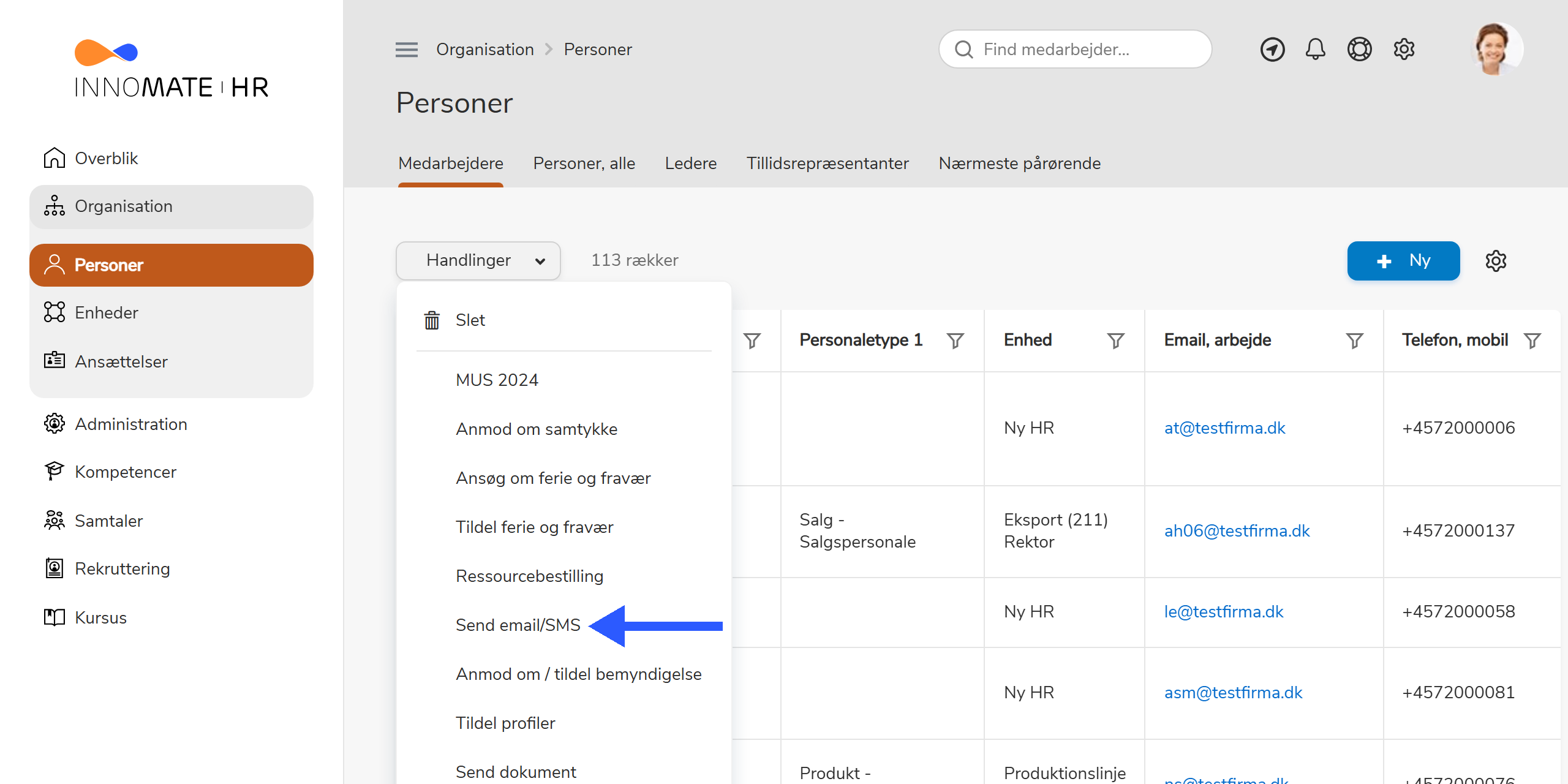 Person-listen med Handlinger-dropdown og Send email/SMS markeret
